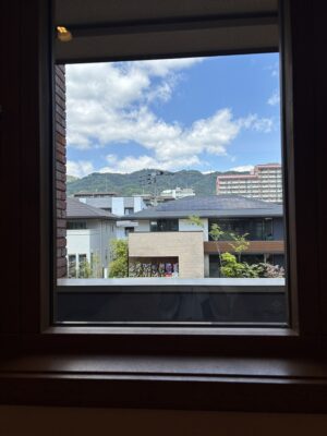 寝室から六甲山